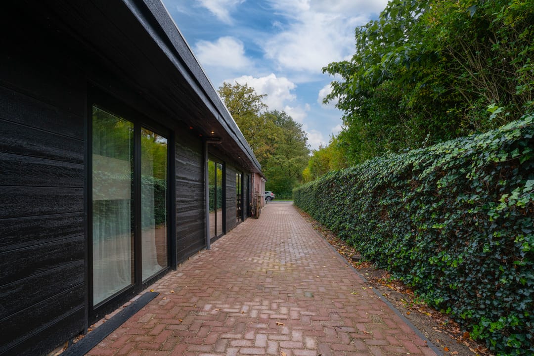 Spacious semi-detached home with 6 bedrooms and deep garden in Babberich — 37