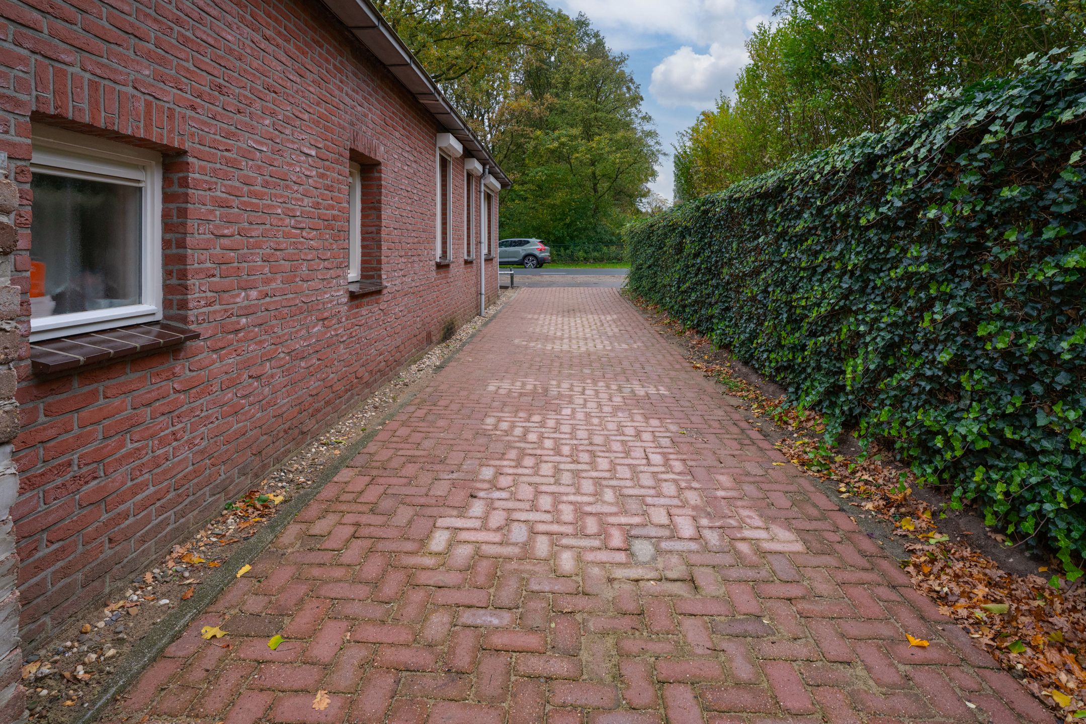 Spacious semi-detached home with 6 bedrooms and deep garden in Babberich — 38