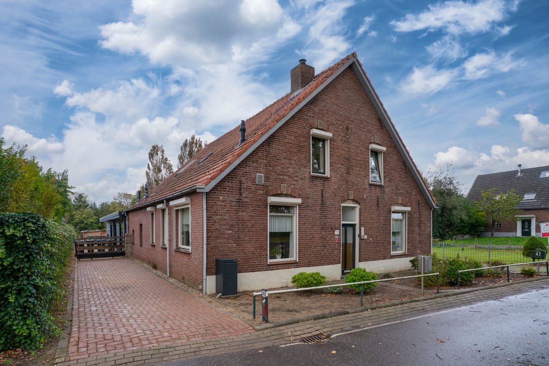 Spacious semi-detached home with 6 bedrooms and deep garden in Babberich — 39