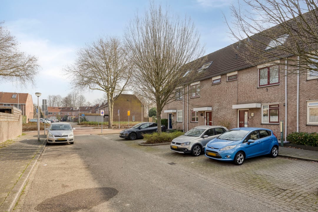 Well-maintained family home with sunny south-facing garden in Schollevaar — 41