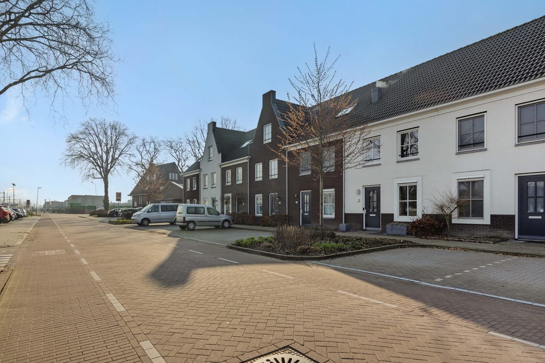 Modern terraced house with sunroom in Deurne railway zone — 33