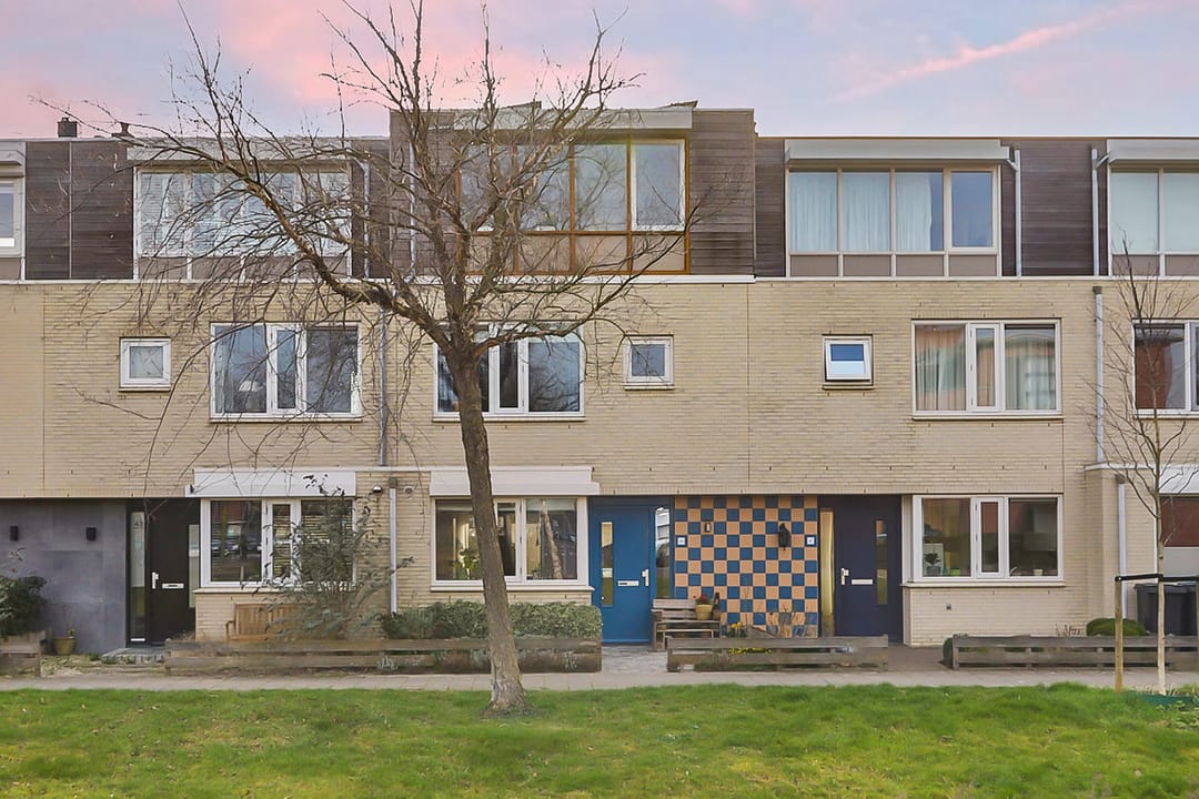 Ruime gezinswoning met 6 slaapkamers en vrij uitzicht