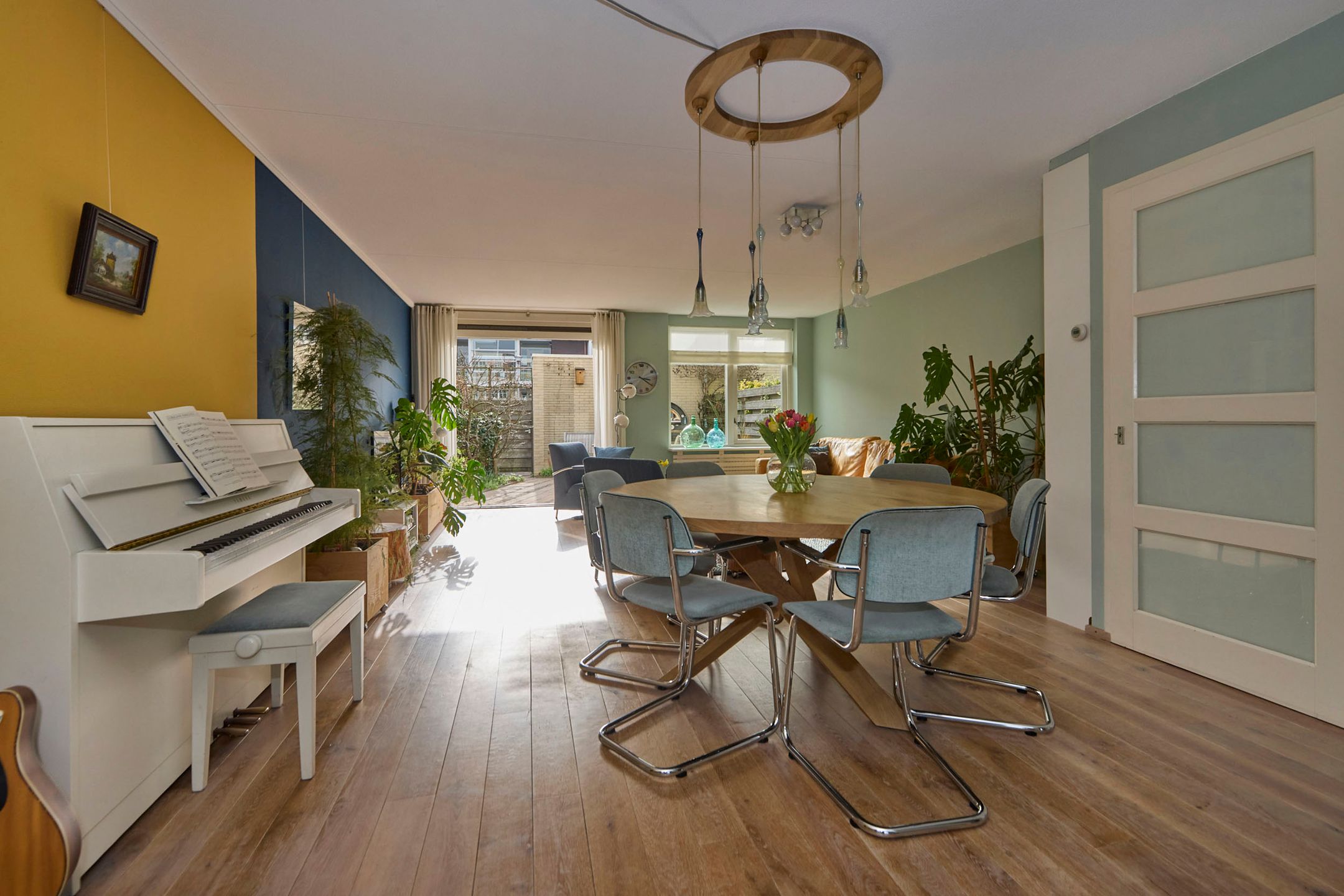 Spacious family home with 6 bedrooms and free view — 13