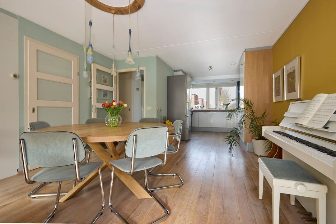 Spacious family home with 6 bedrooms and free view — 22