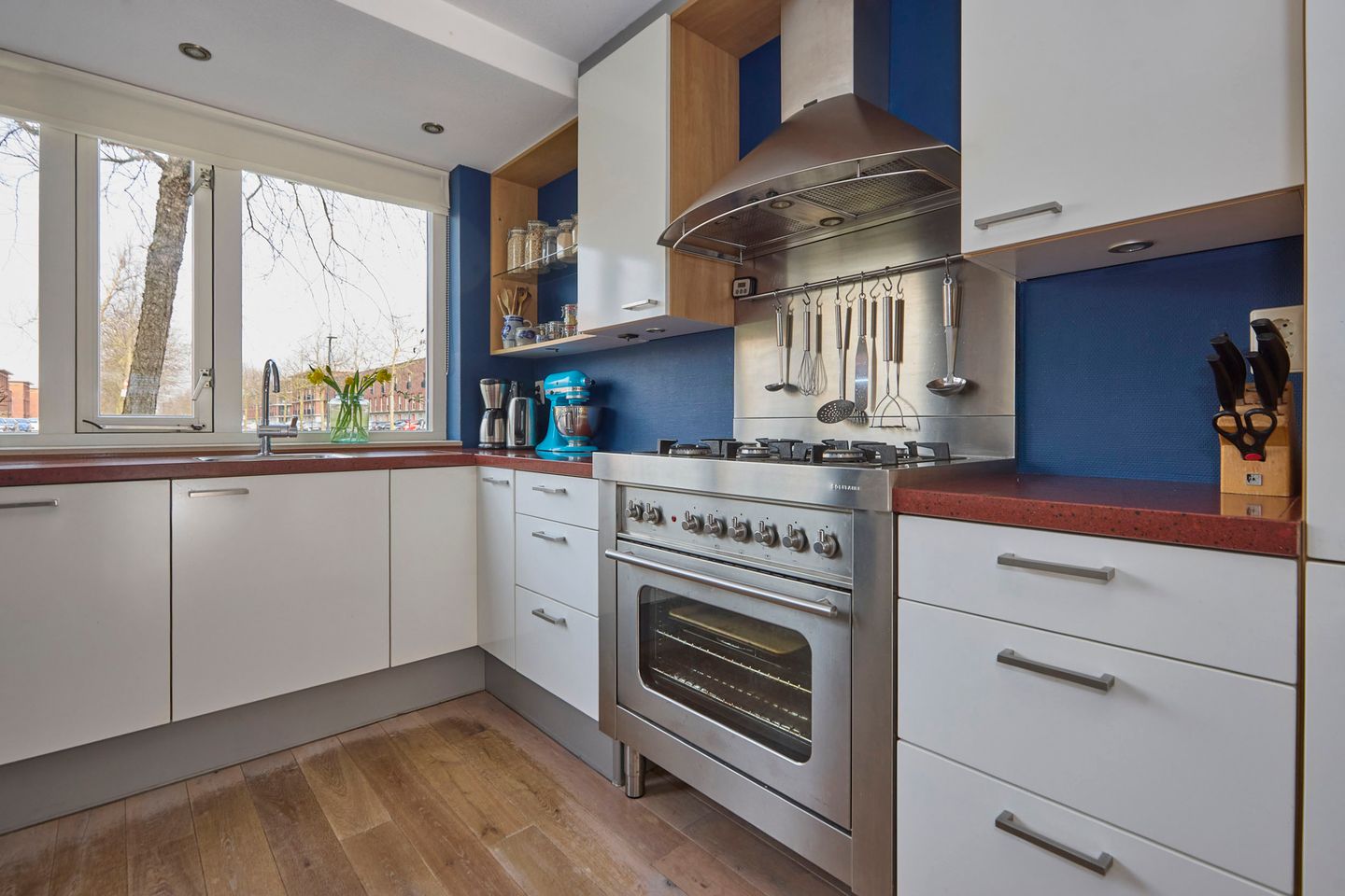 Spacious family home with 6 bedrooms and free view — 26