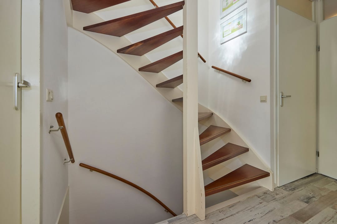 Spacious family home with 6 bedrooms and free view — 28