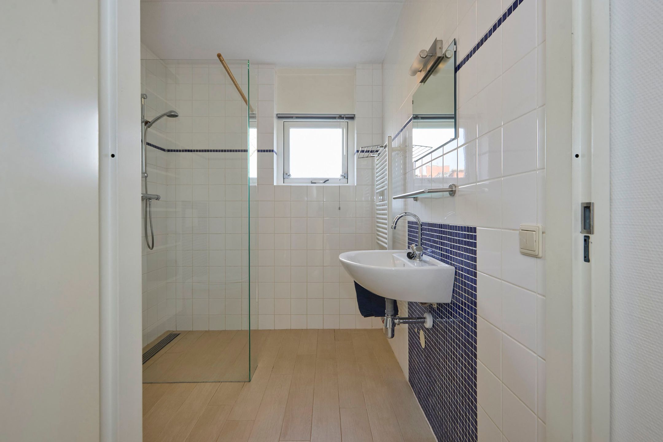 Spacious family home with 6 bedrooms and free view — 33