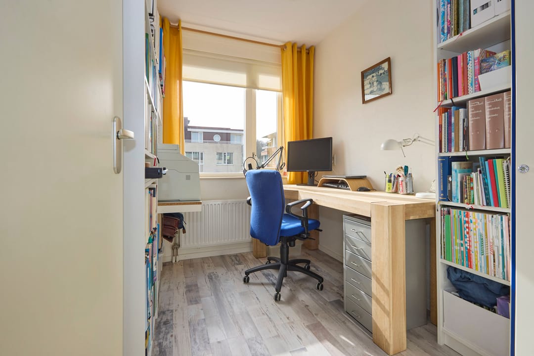Spacious family home with 6 bedrooms and free view — 37