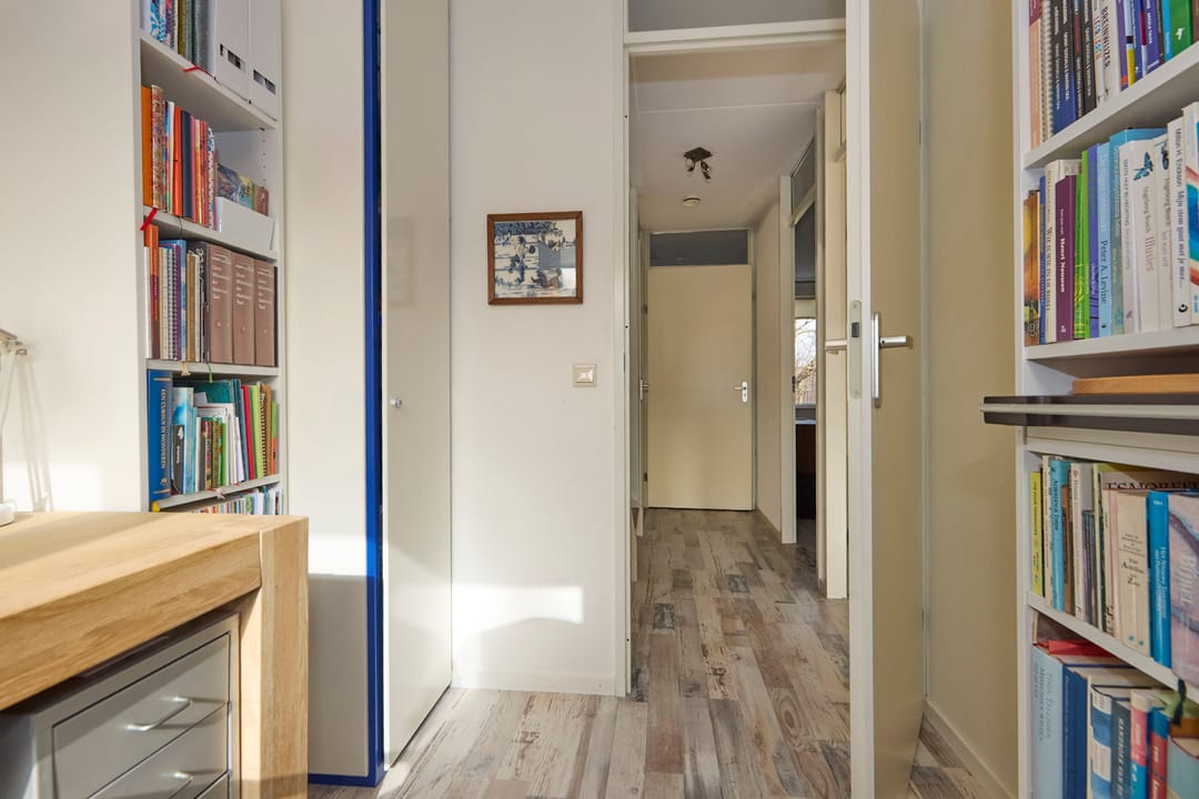 Spacious family home with 6 bedrooms and free view — 38