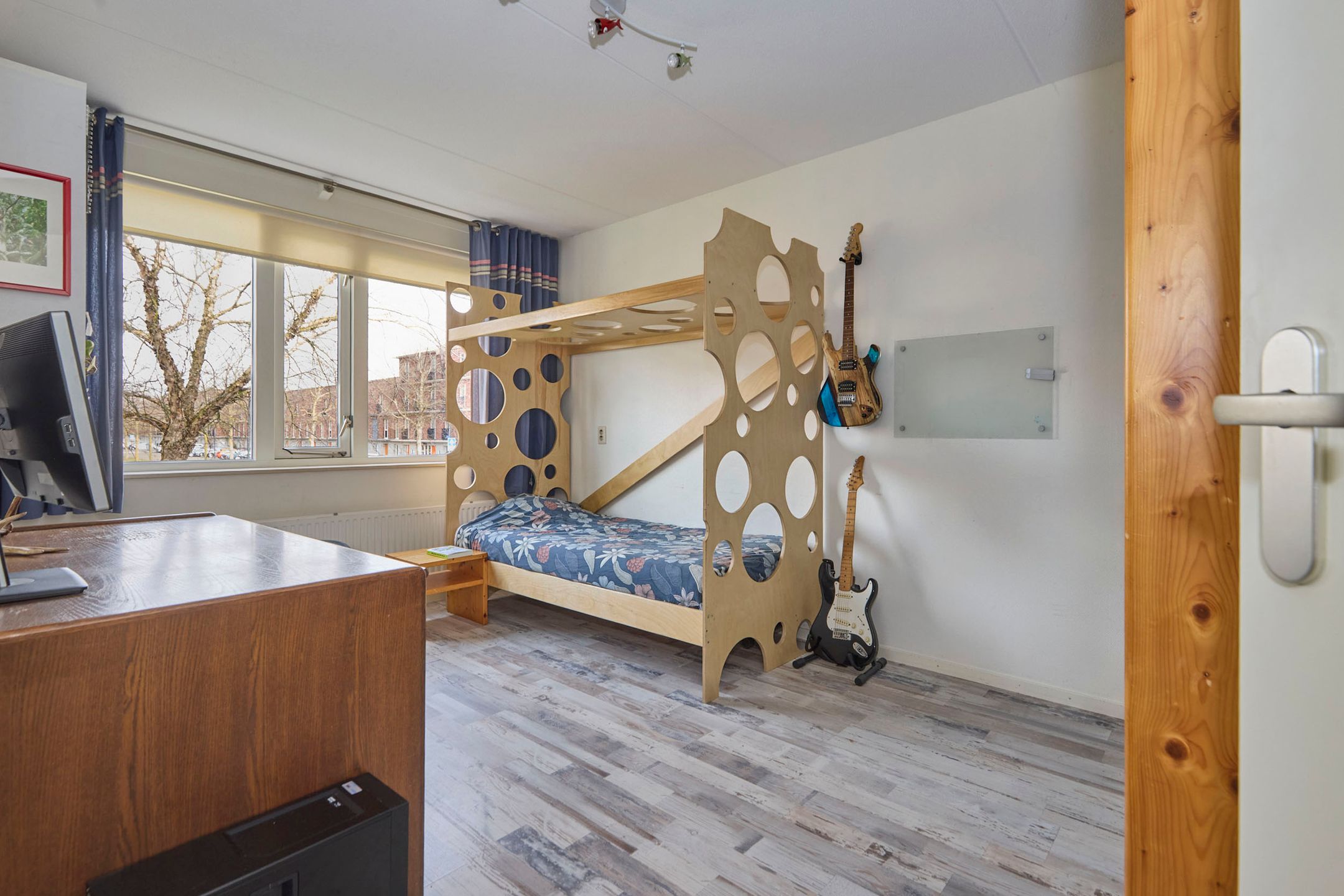 Spacious family home with 6 bedrooms and free view — 39