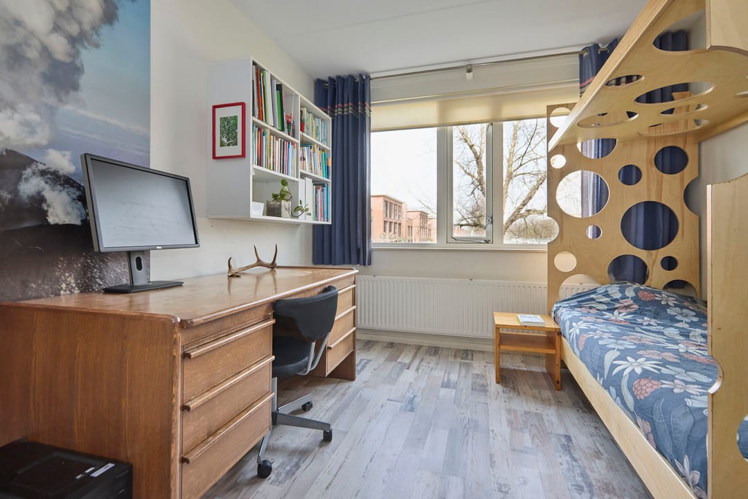 Spacious family home with 6 bedrooms and free view — 44