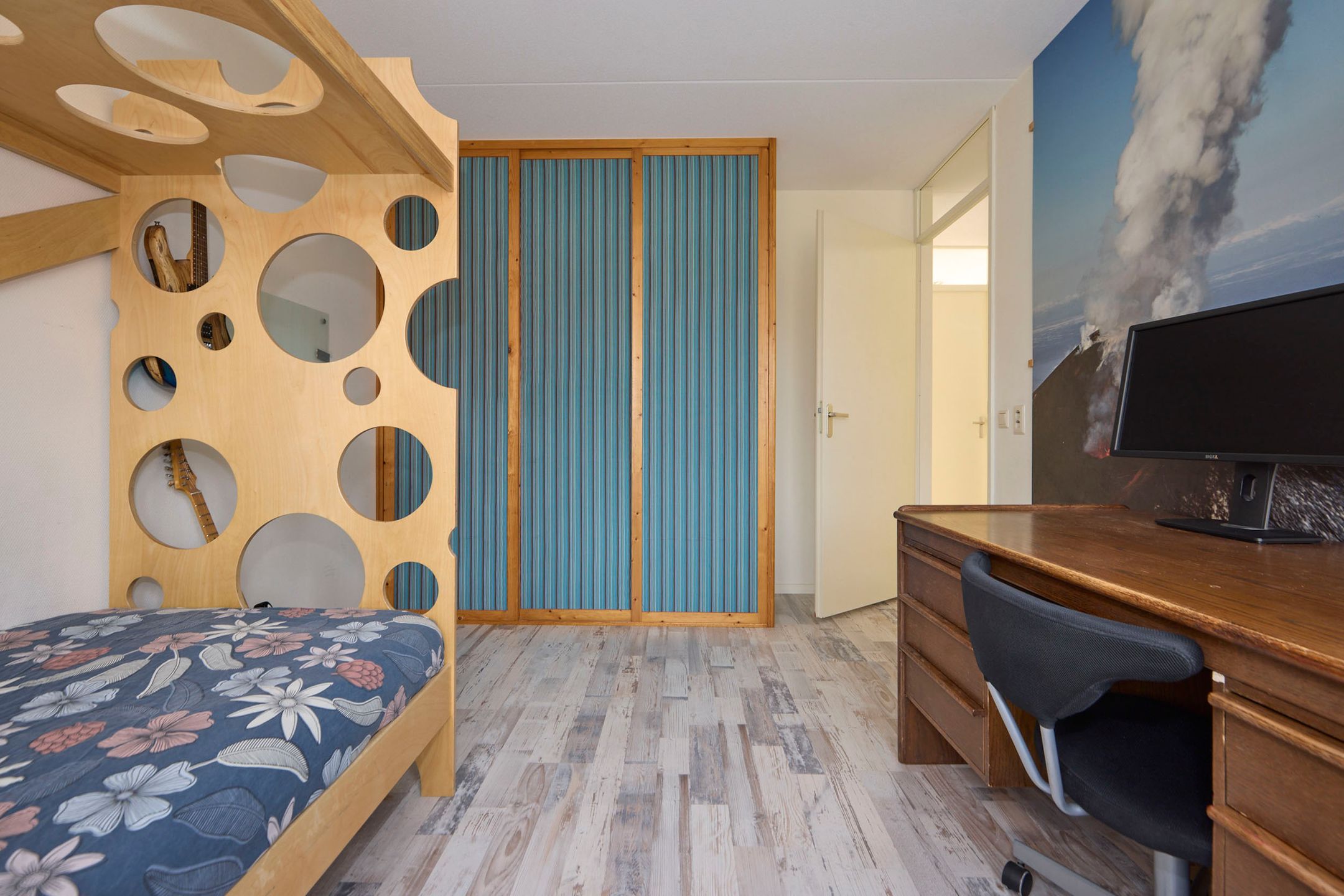 Spacious family home with 6 bedrooms and free view — 45