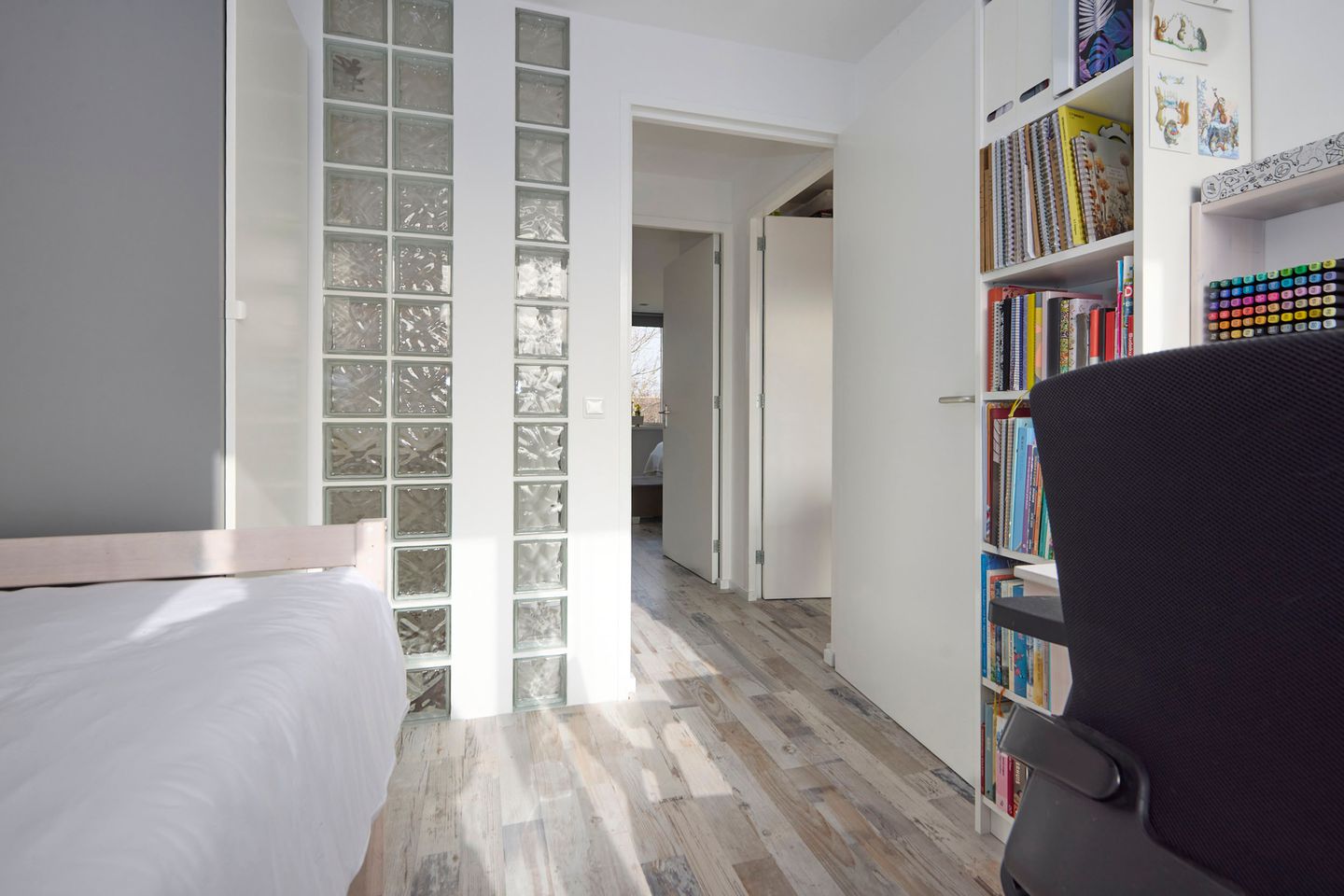 Spacious family home with 6 bedrooms and free view — 54