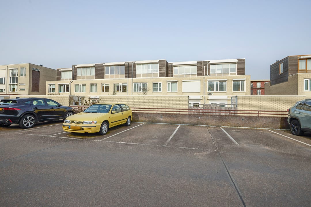 Spacious family home with 6 bedrooms and free view — 71