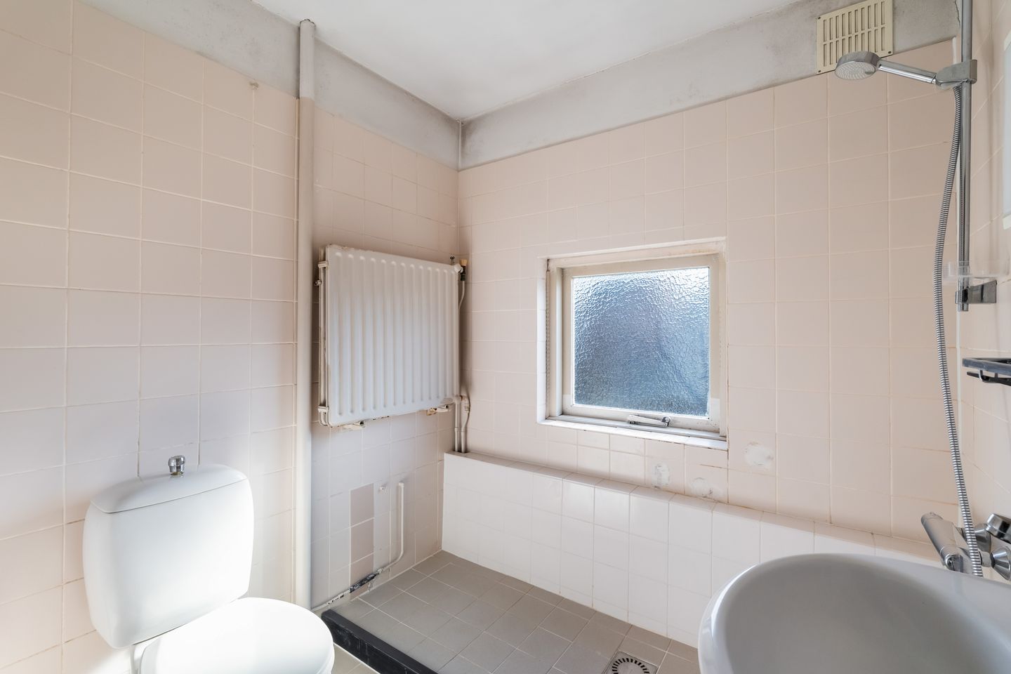 Spacious corner home with garage and renovation potential in central Noordwijk — 24