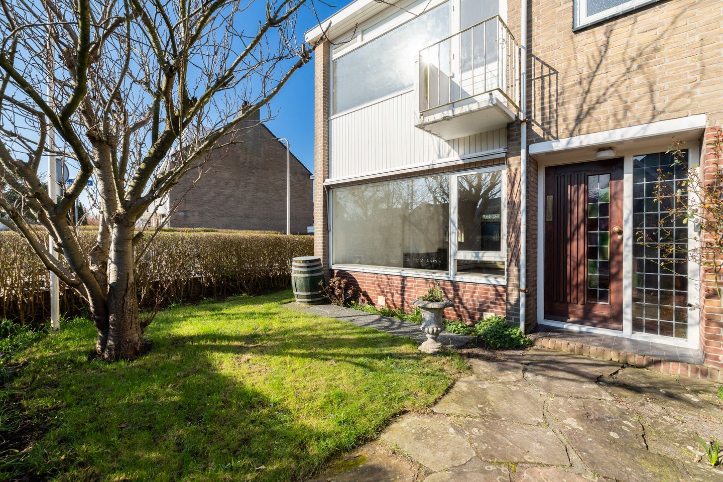 Spacious corner home with garage and renovation potential in central Noordwijk — 33