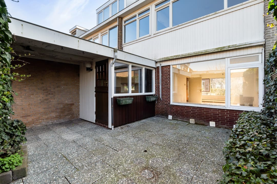 Spacious corner home with garage and renovation potential in central Noordwijk — 36