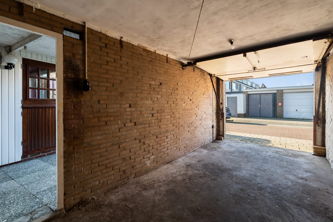 Spacious corner home with garage and renovation potential in central Noordwijk — 37
