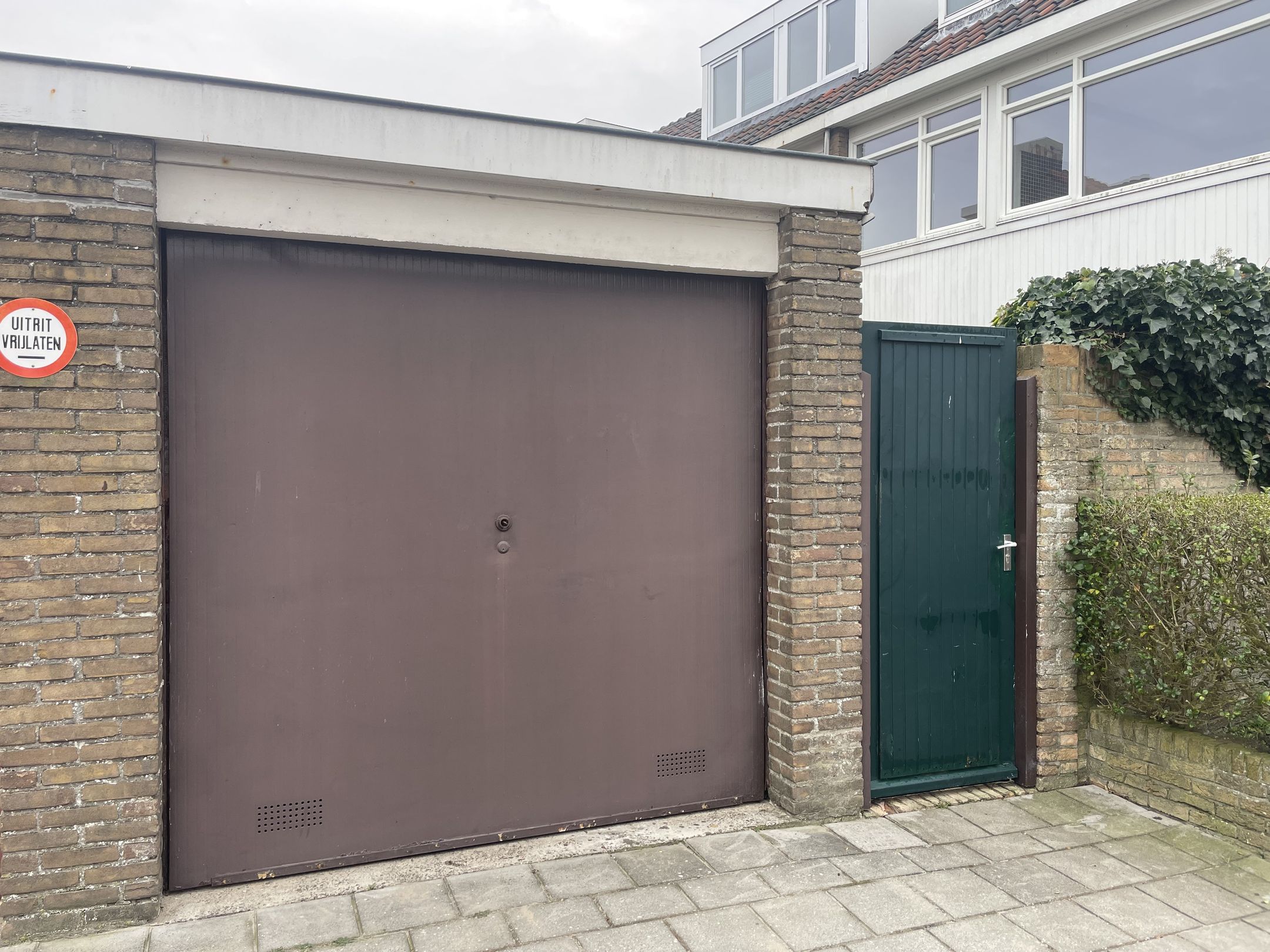 Spacious corner home with garage and renovation potential in central Noordwijk — 38