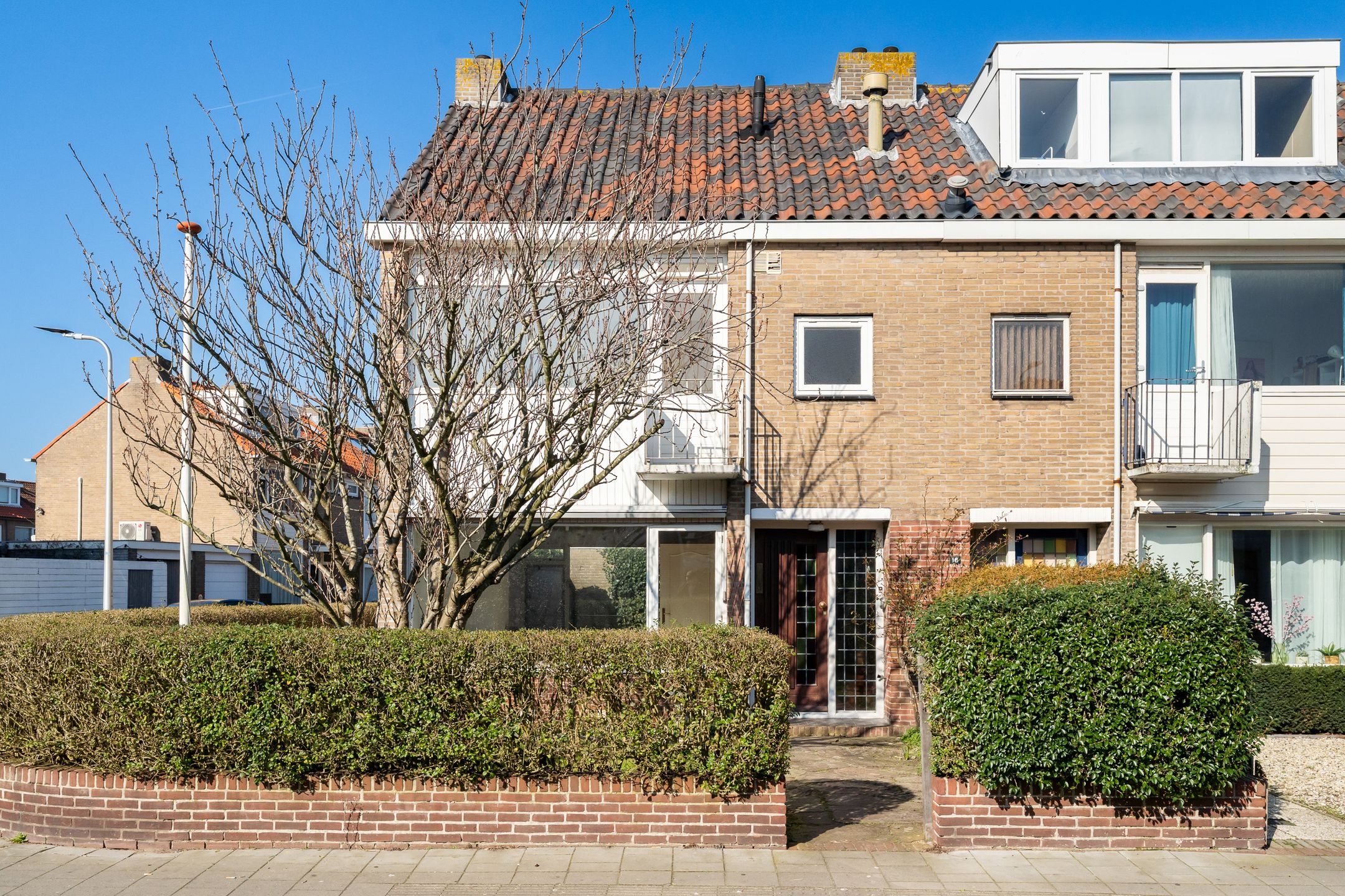 Spacious corner home with garage and renovation potential in central Noordwijk — 41