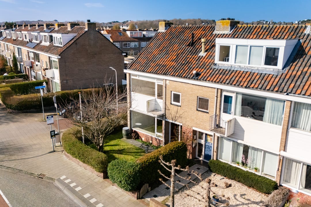 Spacious corner home with garage and renovation potential in central Noordwijk — 42