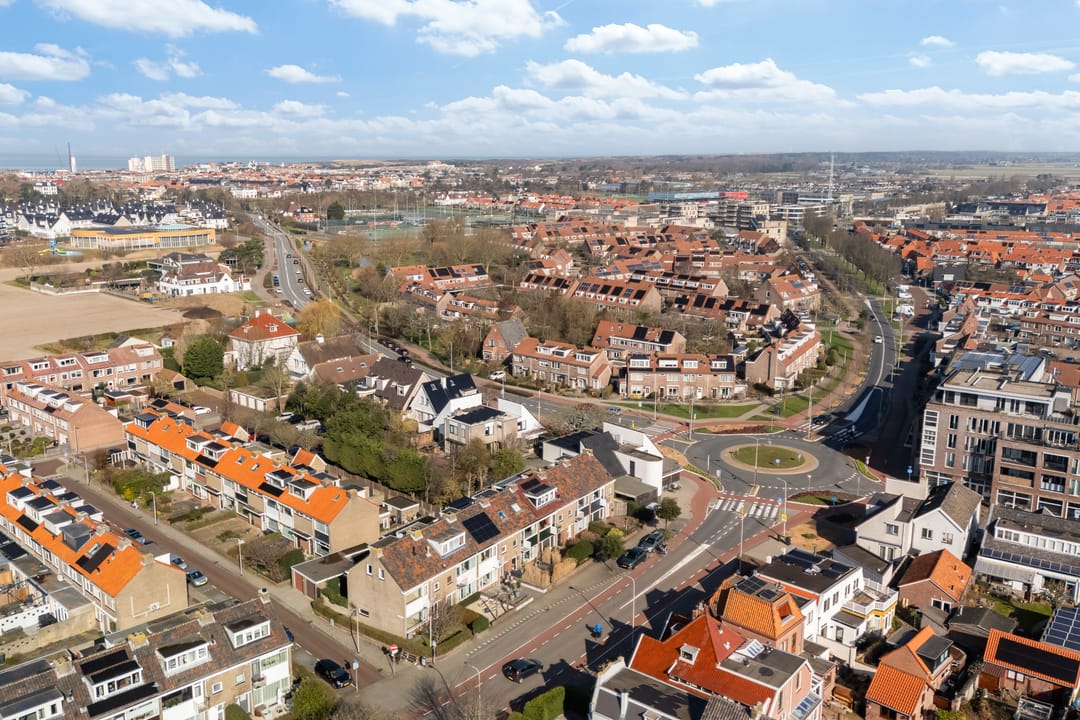Spacious corner home with garage and renovation potential in central Noordwijk — 46