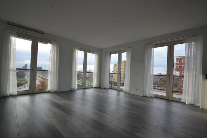 Foto 3 van Vrouw Avenweg 10