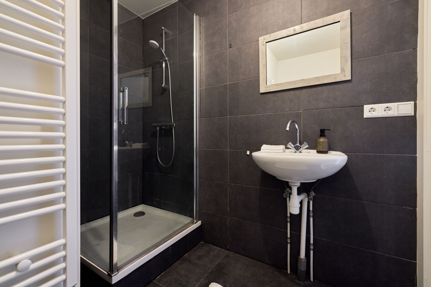 Spacious Ground Floor Apartment with Cellar in Popular Zuilen Neighborhood — 16