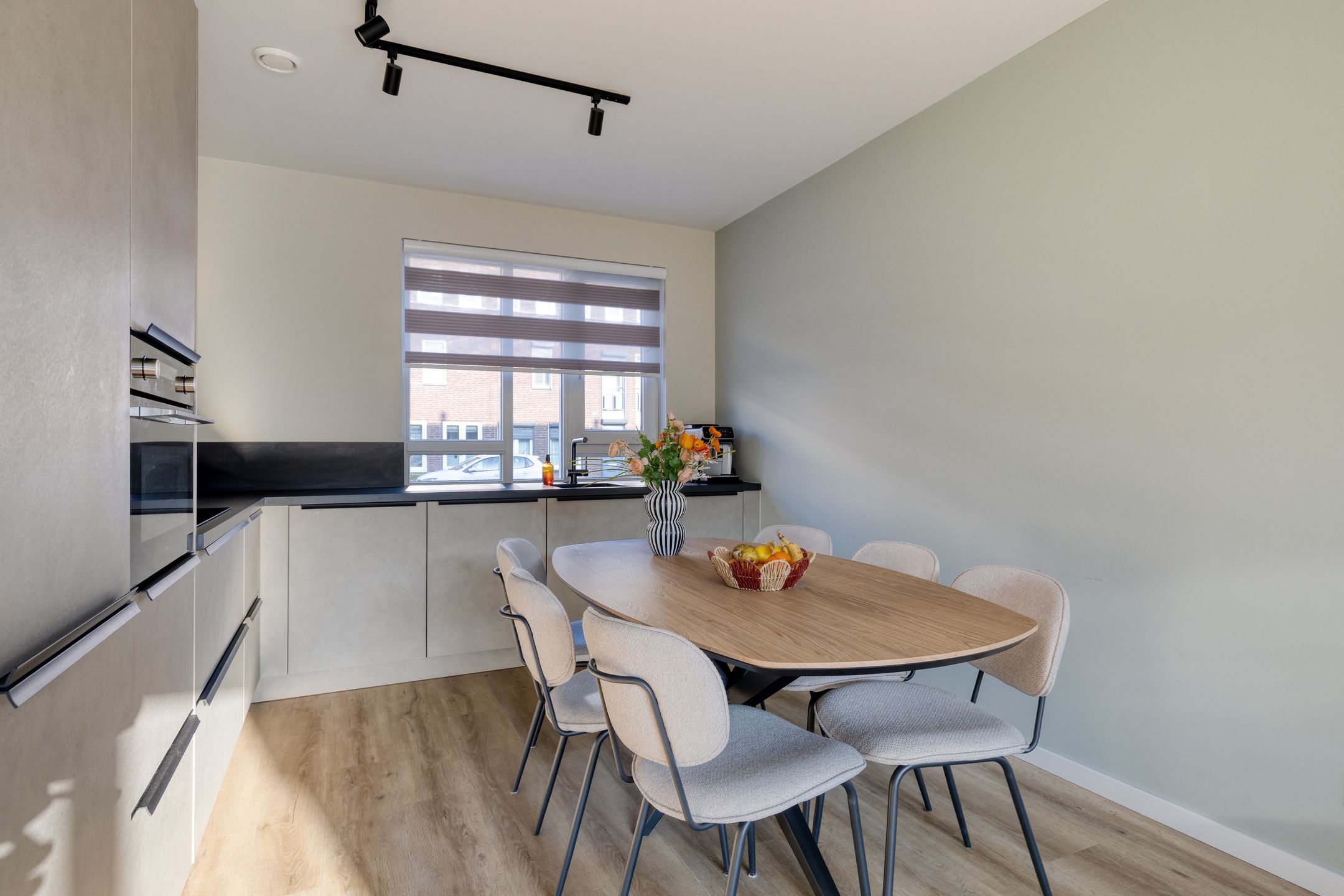 Tastefully Modernized Terraced House with Sunny Garden and Roof Terrace — 12