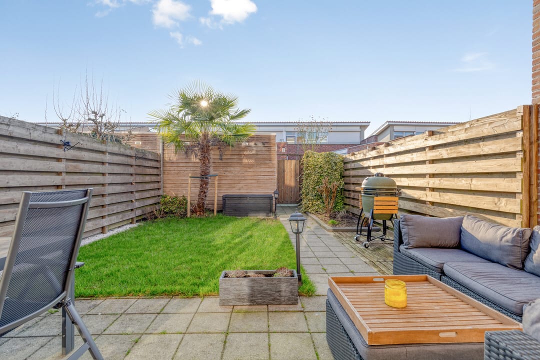 Tastefully Modernized Terraced House with Sunny Garden and Roof Terrace — 30