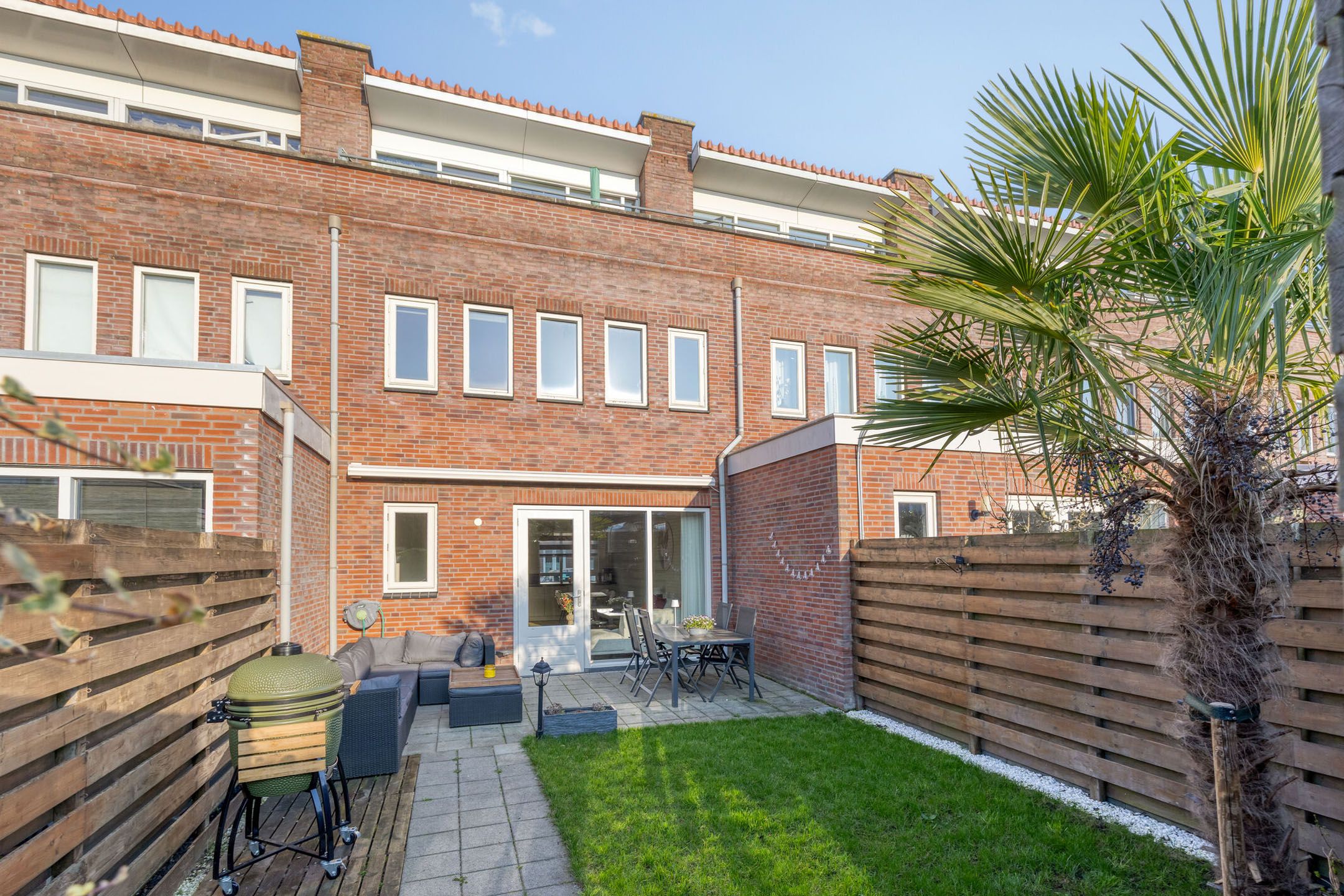 Tastefully Modernized Terraced House with Sunny Garden and Roof Terrace — 32