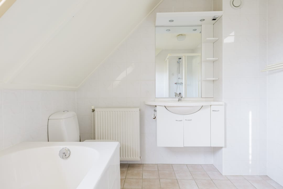 Spacious and well maintained semi detached house with garage in quiet Wijnjewoude — 35