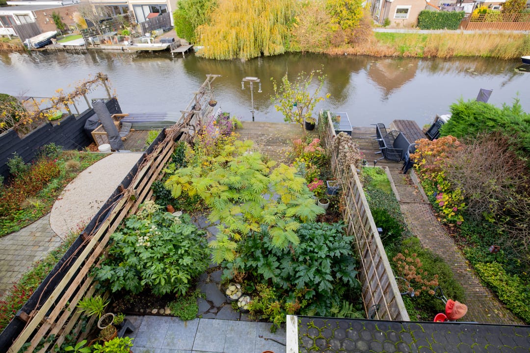 Split-Level Home with Water Views and Private Dock in Wormerveer — 19