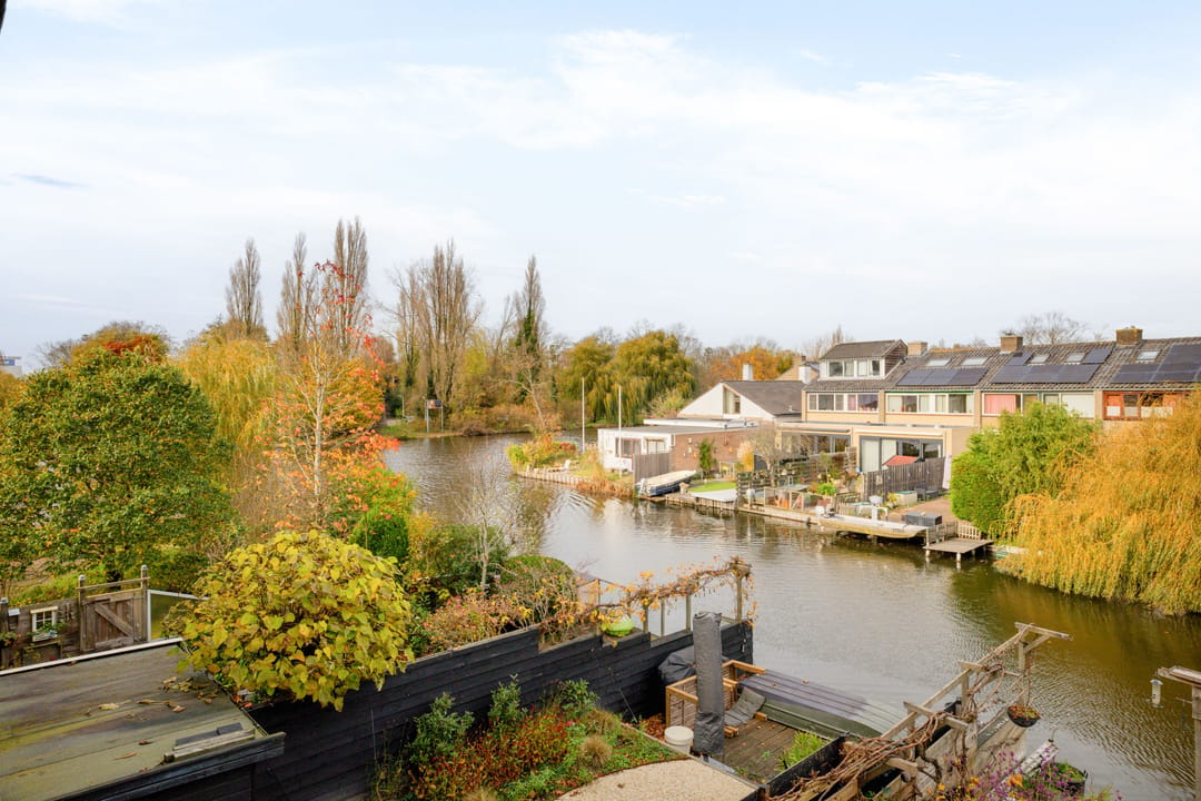 Split-Level Home with Water Views and Private Dock in Wormerveer — 20