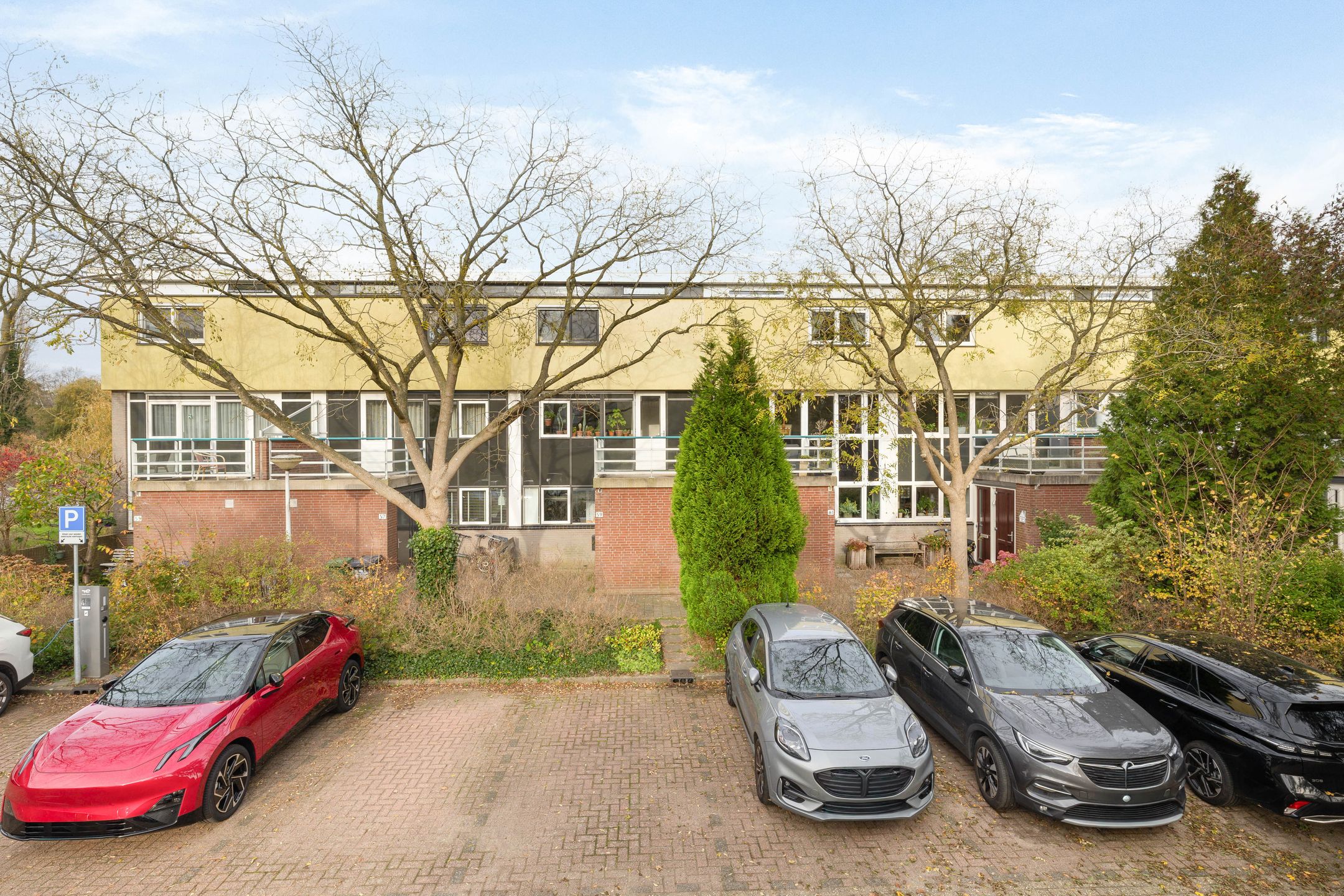 Split-Level Home with Water Views and Private Dock in Wormerveer — 23