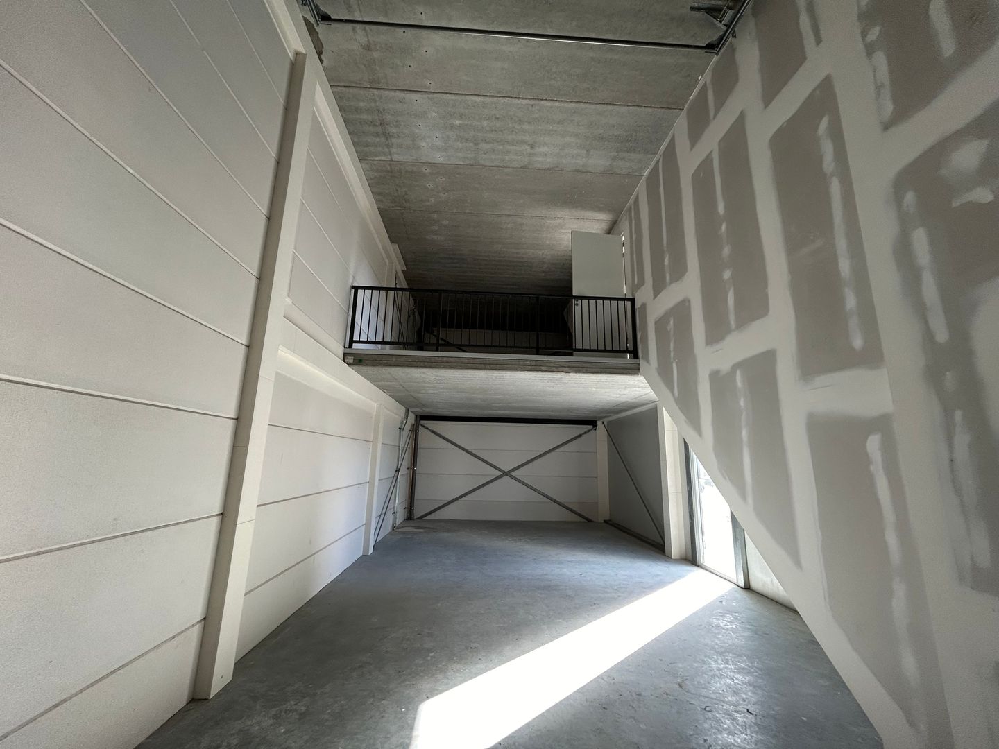 View photo 2 of Honderdland 976