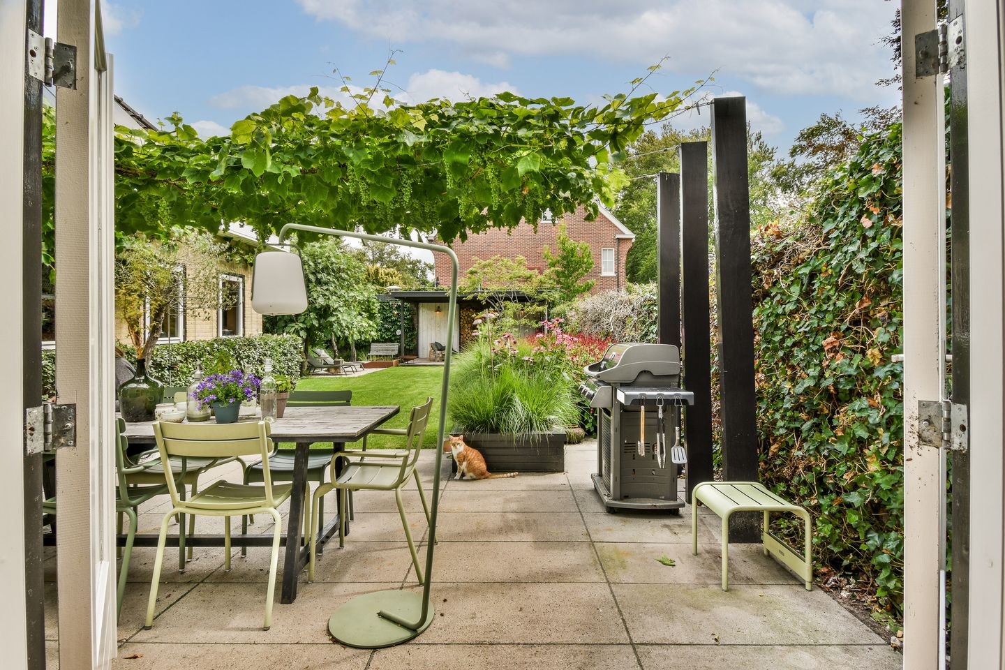 Stylish 1930s Semi-Detached Home with 5 Bedrooms in Sassenheim Center — 13