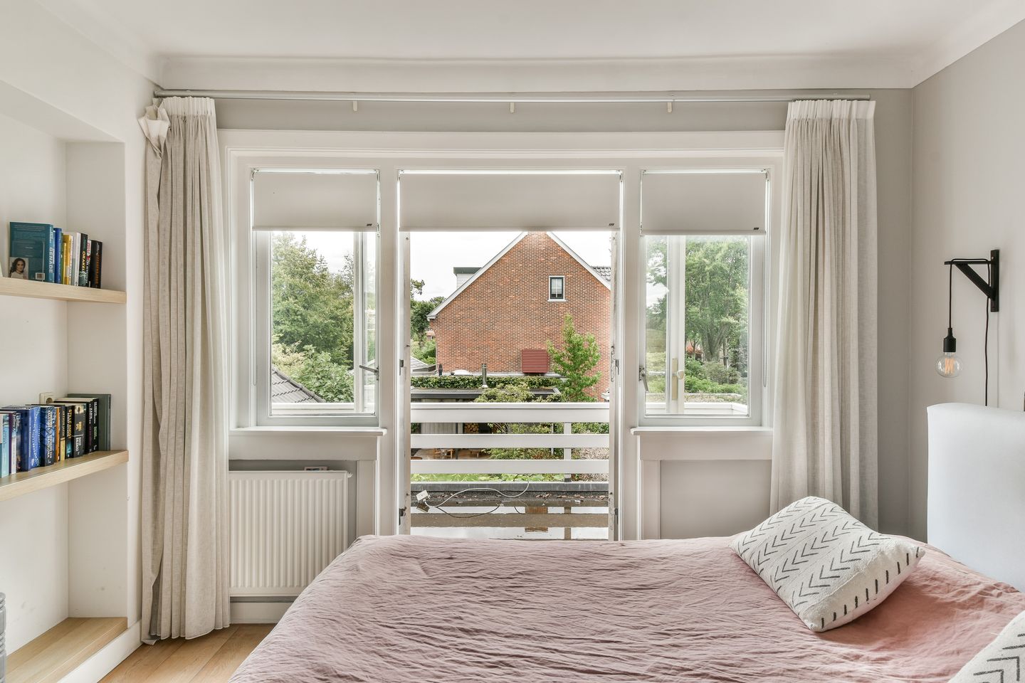 Stylish 1930s Semi-Detached Home with 5 Bedrooms in Sassenheim Center — 19