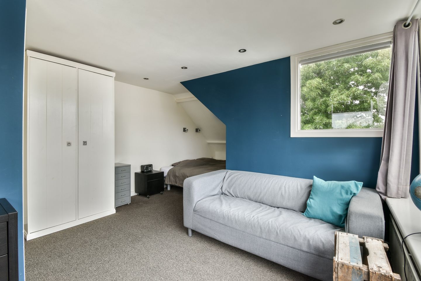 Stylish 1930s Semi-Detached Home with 5 Bedrooms in Sassenheim Center — 27