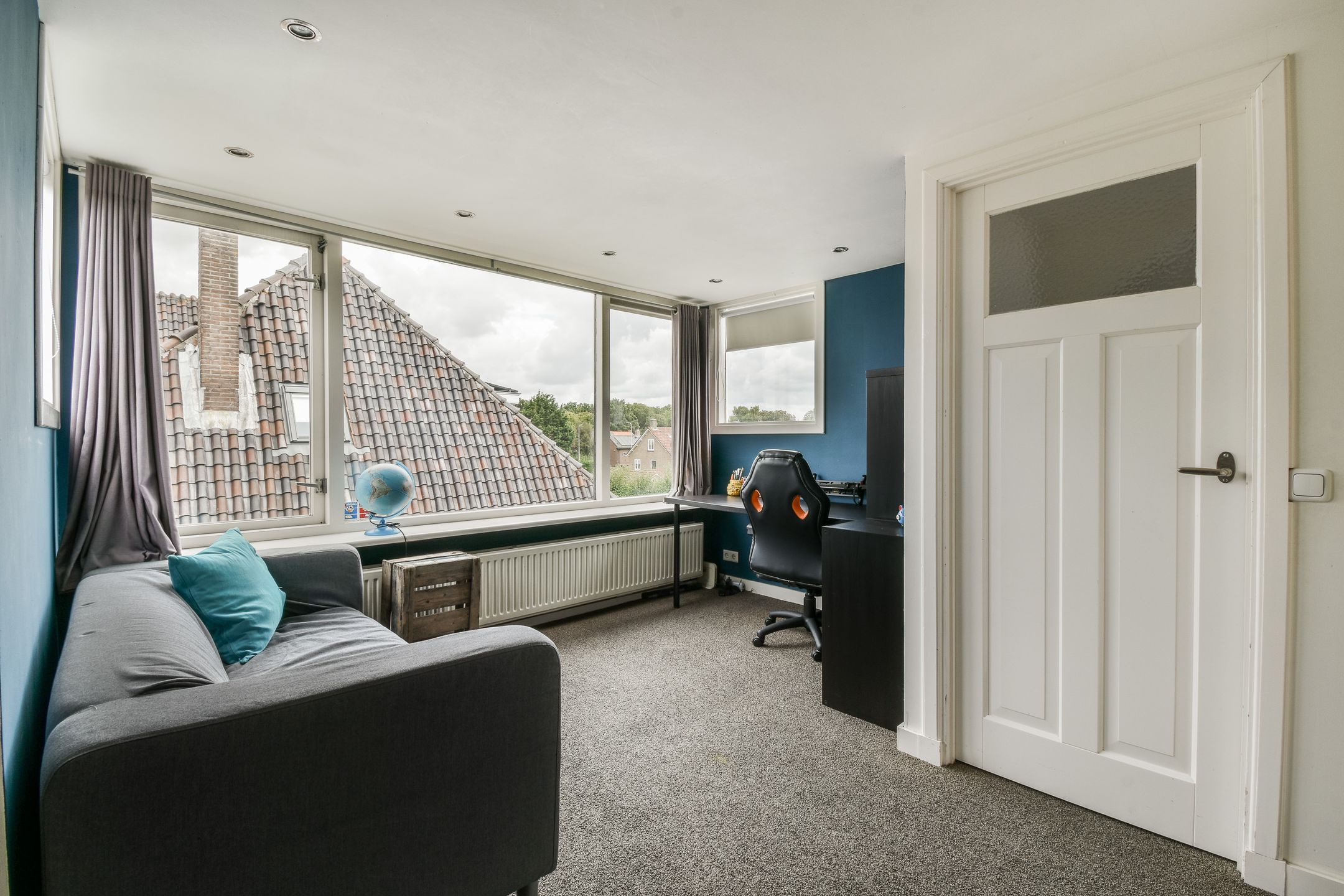 Stylish 1930s Semi-Detached Home with 5 Bedrooms in Sassenheim Center — 28