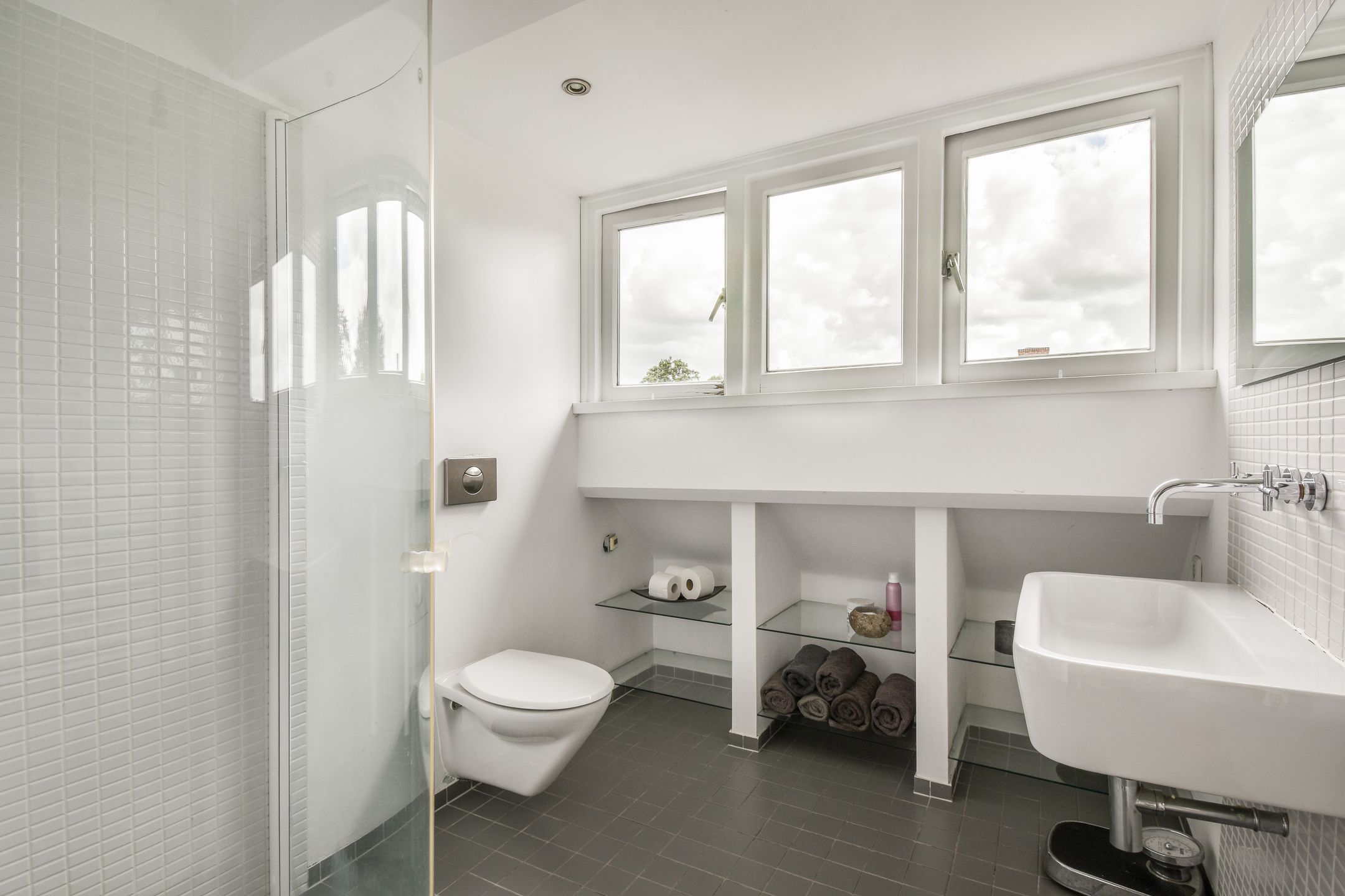 Stylish 1930s Semi-Detached Home with 5 Bedrooms in Sassenheim Center — 31