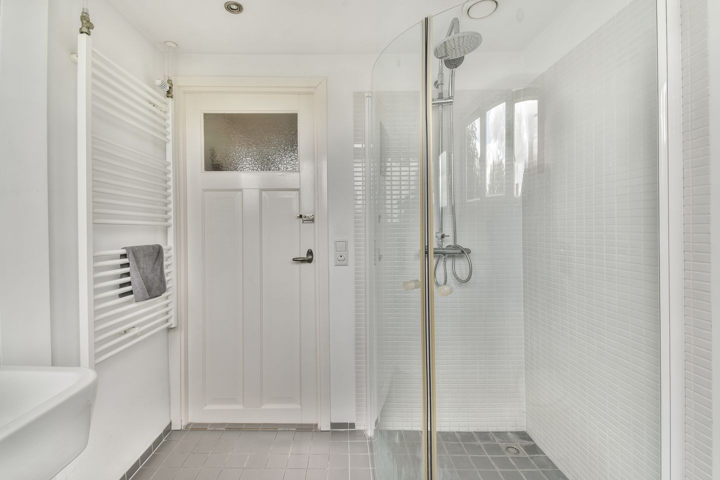 Stylish 1930s Semi-Detached Home with 5 Bedrooms in Sassenheim Center — 32