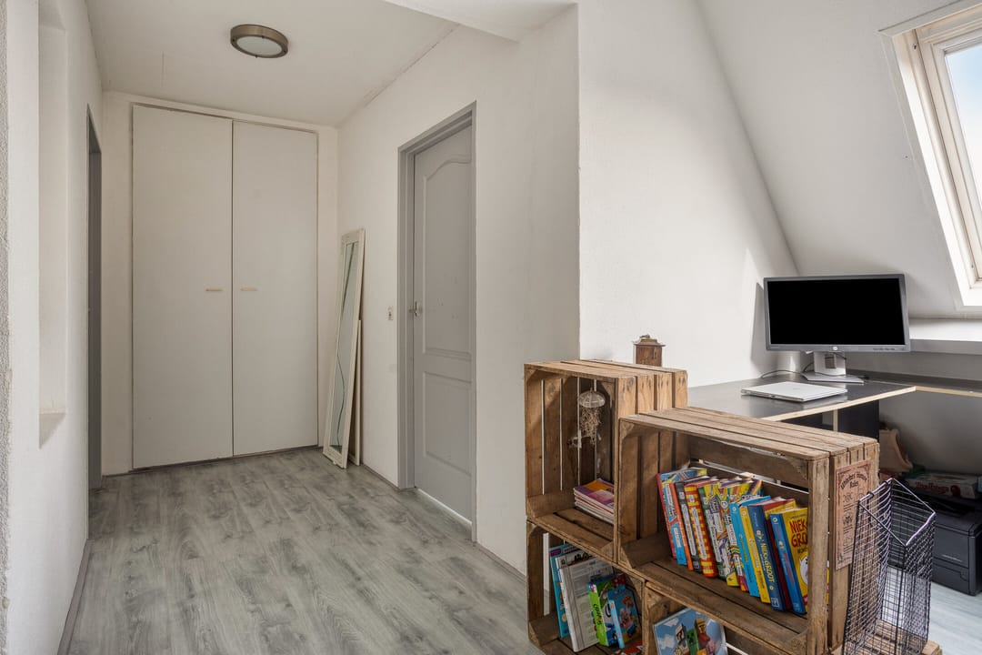 Spacious detached family home with 5 bedrooms and sunny garden in Sluiskil — 14