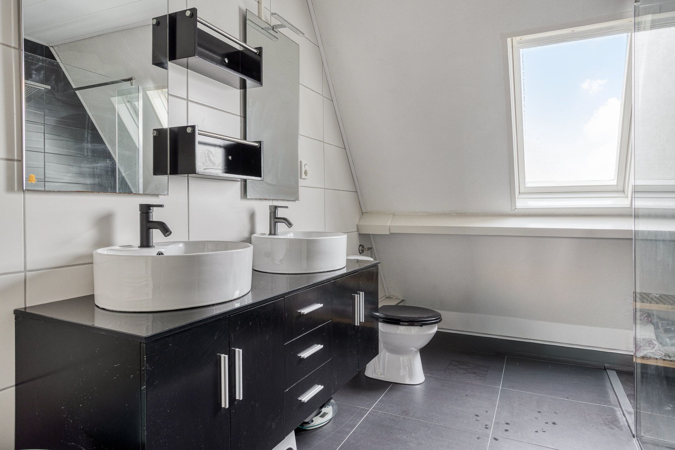 Spacious detached family home with 5 bedrooms and sunny garden in Sluiskil — 24