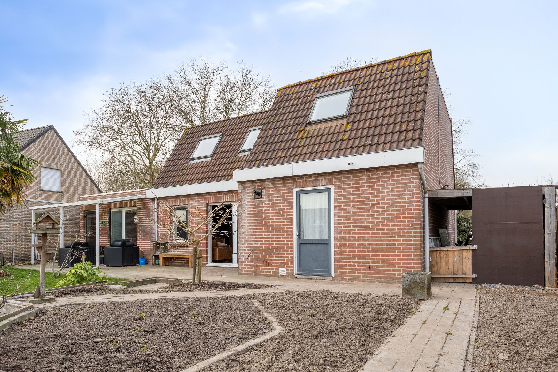 Spacious detached family home with 5 bedrooms and sunny garden in Sluiskil — 27