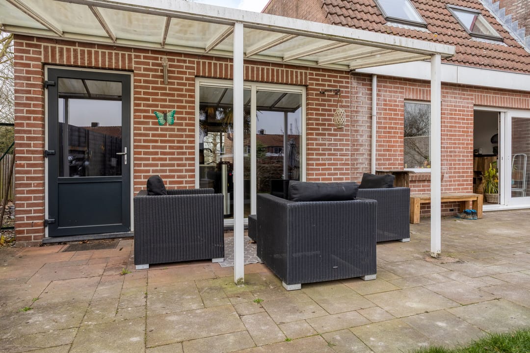 Spacious detached family home with 5 bedrooms and sunny garden in Sluiskil — 28