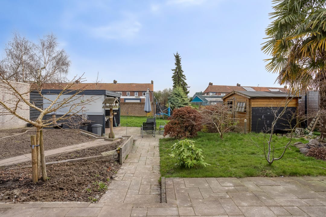 Spacious detached family home with 5 bedrooms and sunny garden in Sluiskil — 29