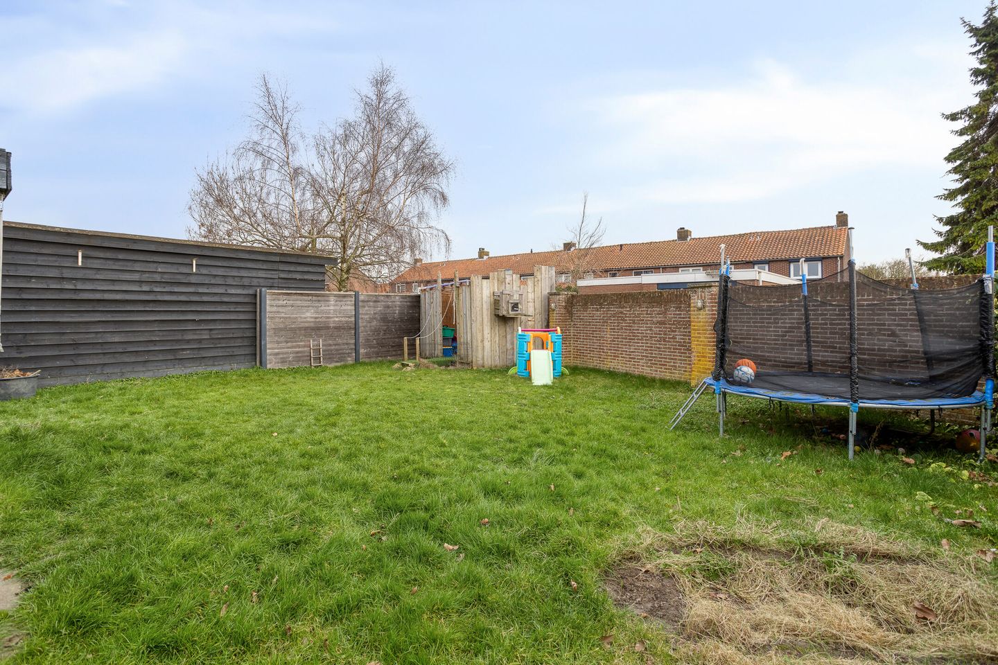 Spacious detached family home with 5 bedrooms and sunny garden in Sluiskil — 31