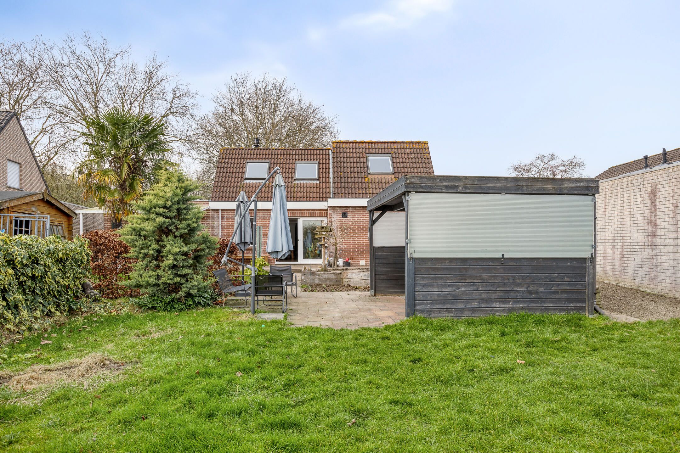Spacious detached family home with 5 bedrooms and sunny garden in Sluiskil — 32