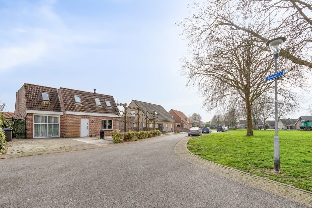 Spacious detached family home with 5 bedrooms and sunny garden in Sluiskil — 33